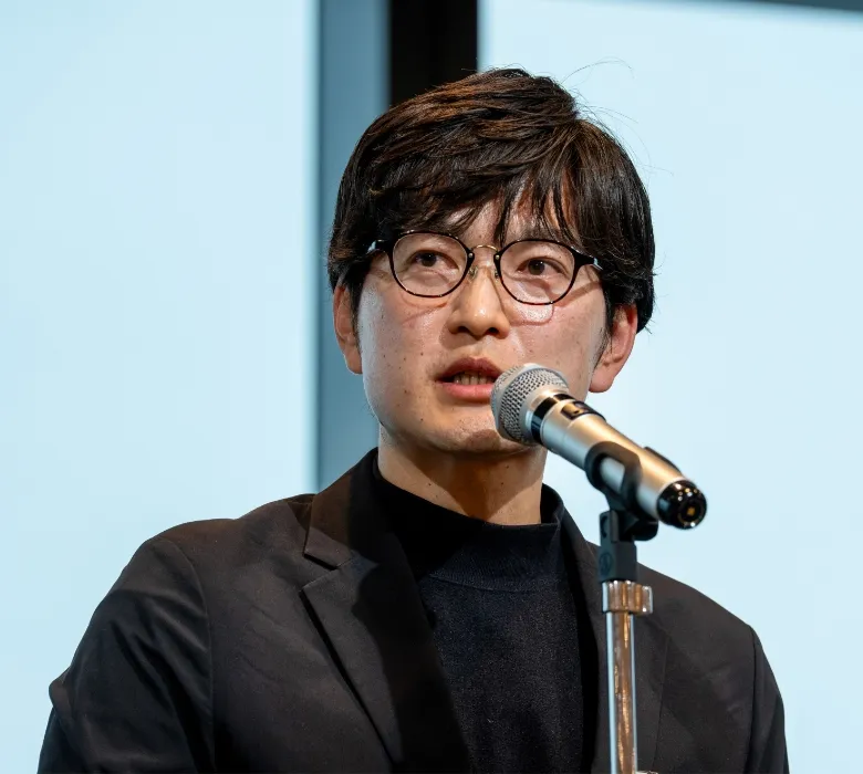 ���� ���i ��