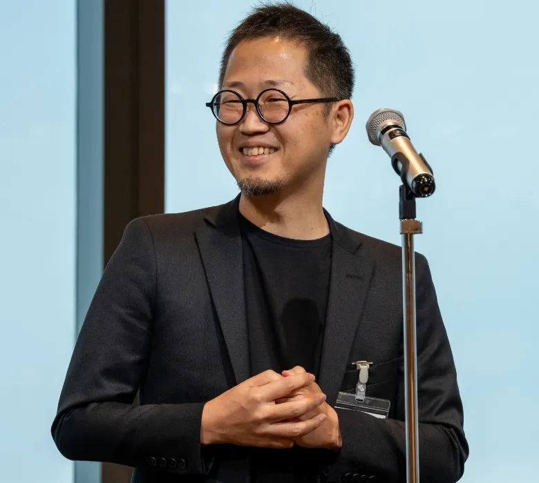 �R�{ �q�� ��