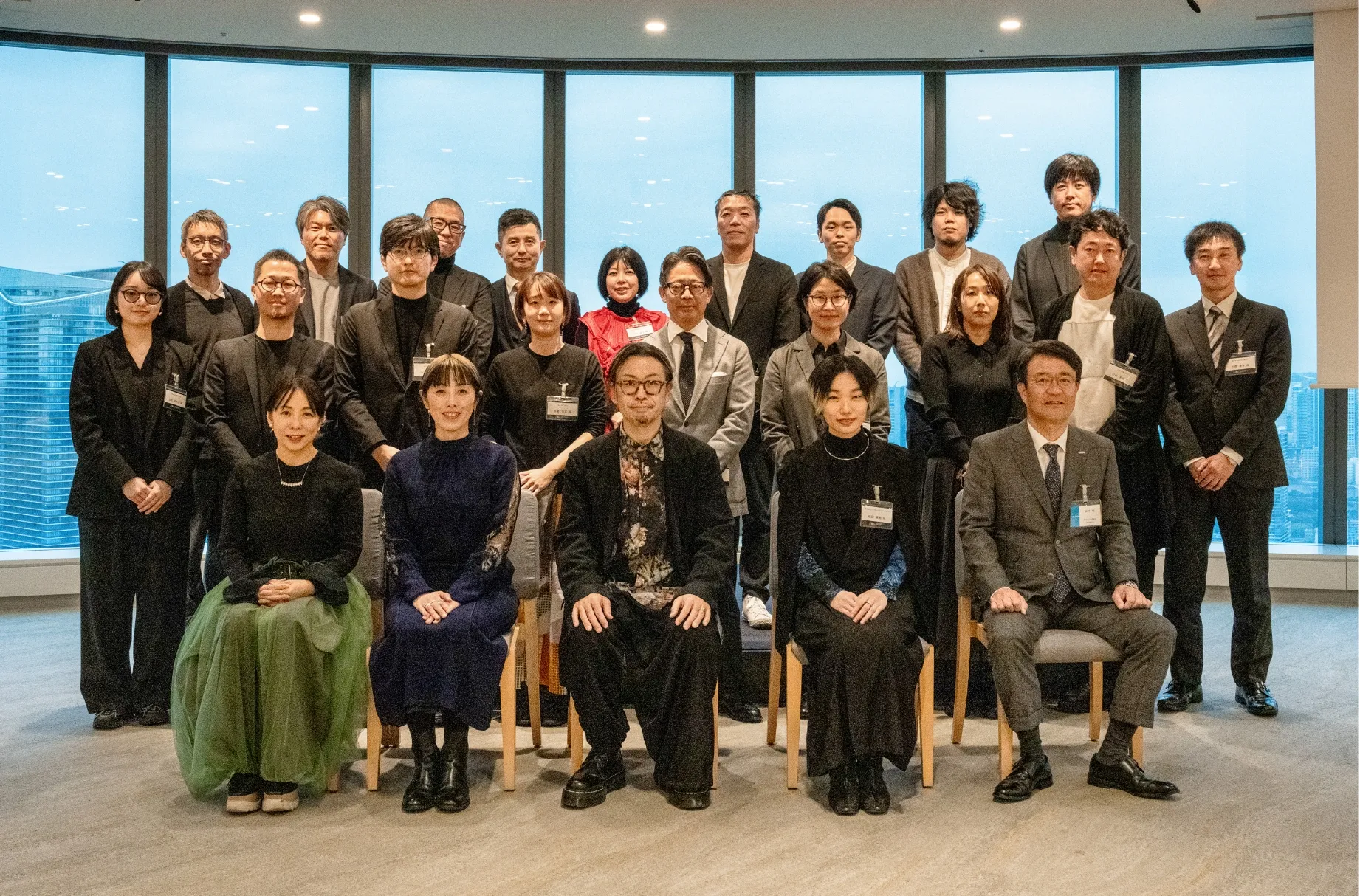 �R�����Ǝ�܎҂ɂ��L�O�B�e�������ĕ\�����͒��߂������܂����B