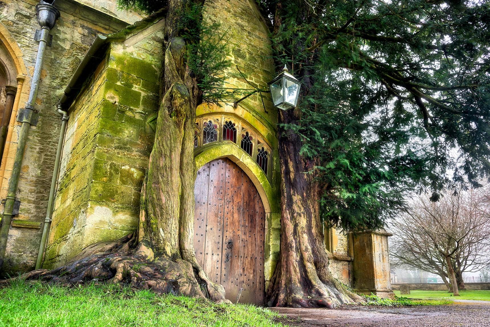 聖エドワード教会の神秘的な扉